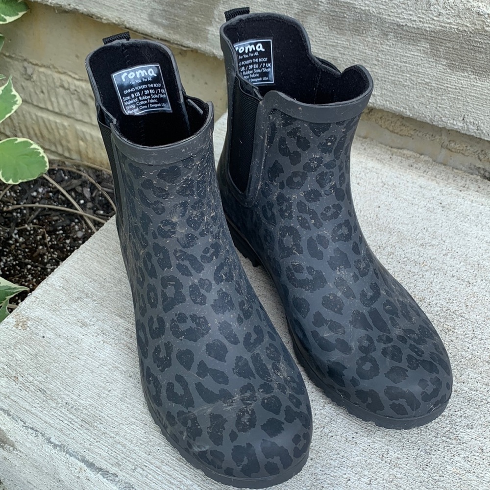Rain boots worn once very cute and cozy